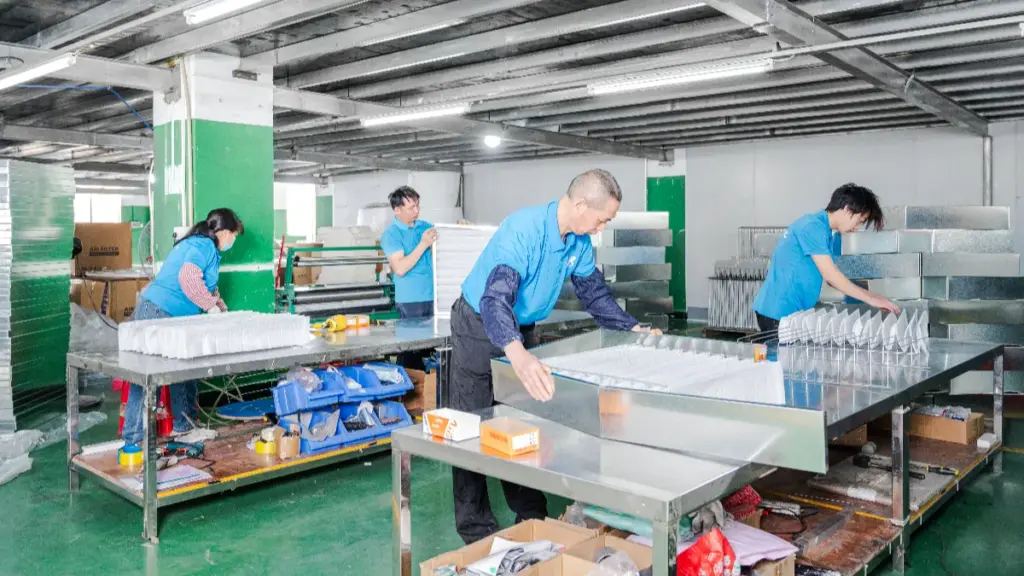 Assembly of plate type folding filters