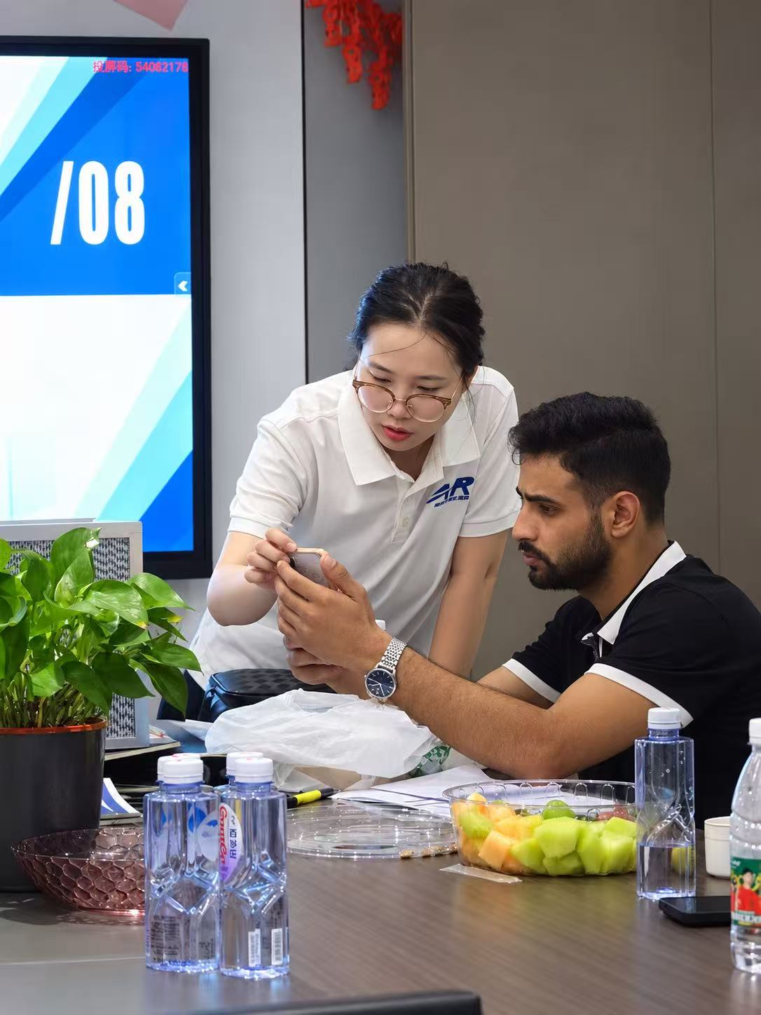 One-to-one product discussion with an overseas customer about filtration media samples